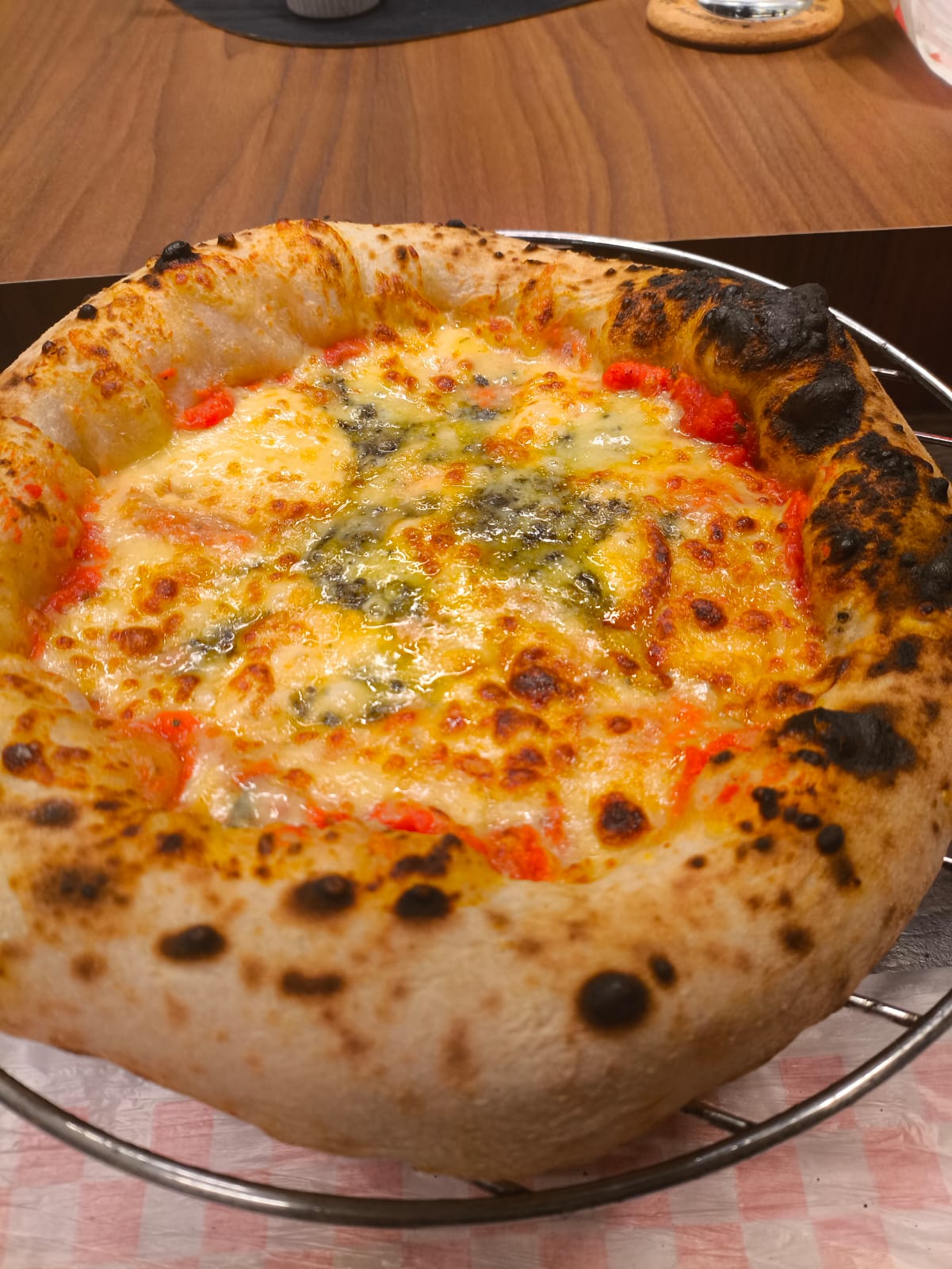Pizza napoletana com quatro queijos e azeite trufado, servida em evento da Impasto di Larsen