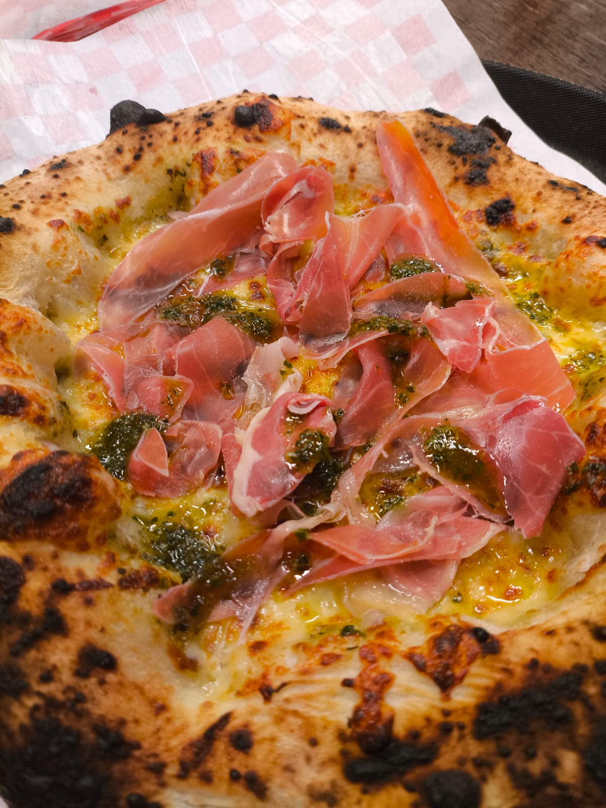 Pizza napoletana artesanal recém-assada em evento da Impasto di Larsen