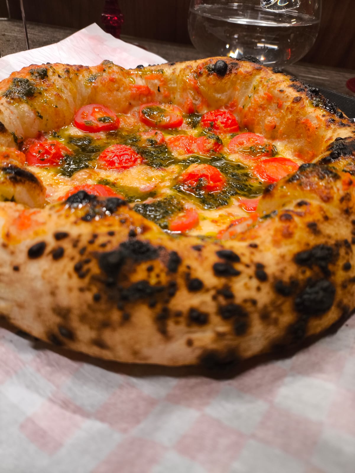 Pizza napoletana artesanal recém-assada em evento da Impasto di Larsen