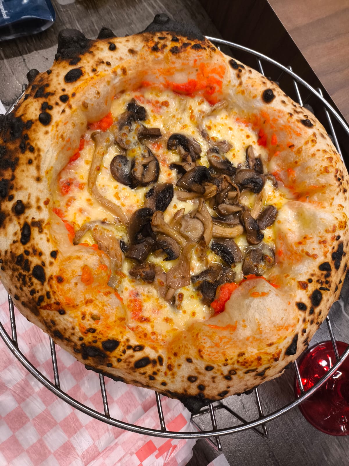 Pizza napoletana com cogumelos frescos, servida em evento da Impasto di Larsen