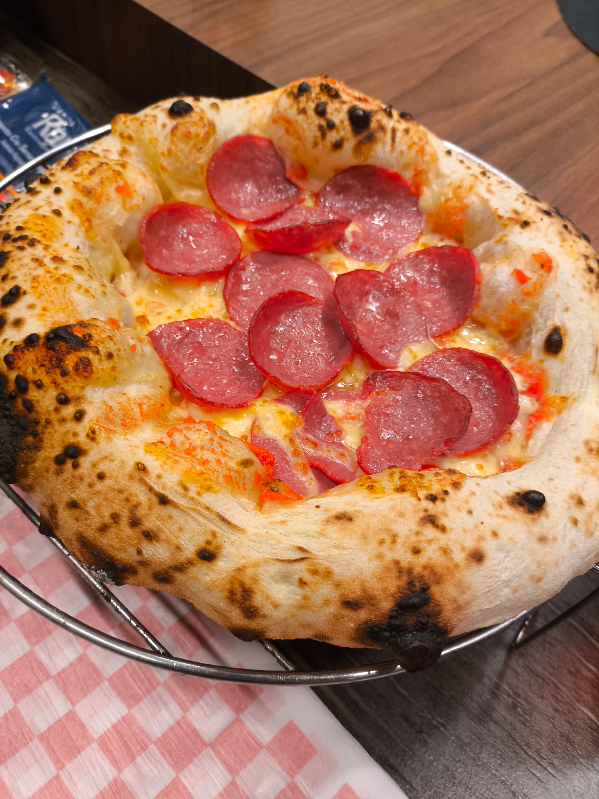 Pizza napoletana artesanal recém-assada em evento da Impasto di Larsen