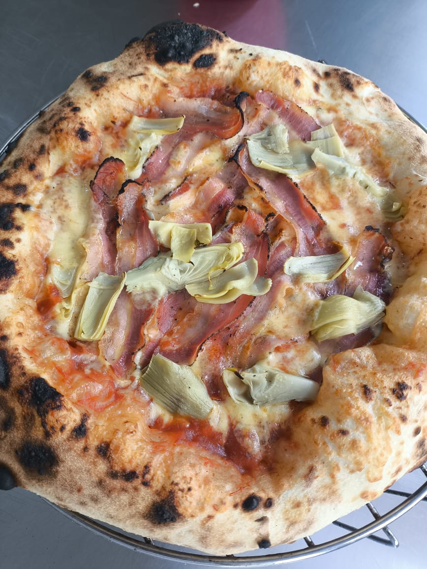 Pizza napoletana artesanal recém-assada em evento da Impasto di Larsen