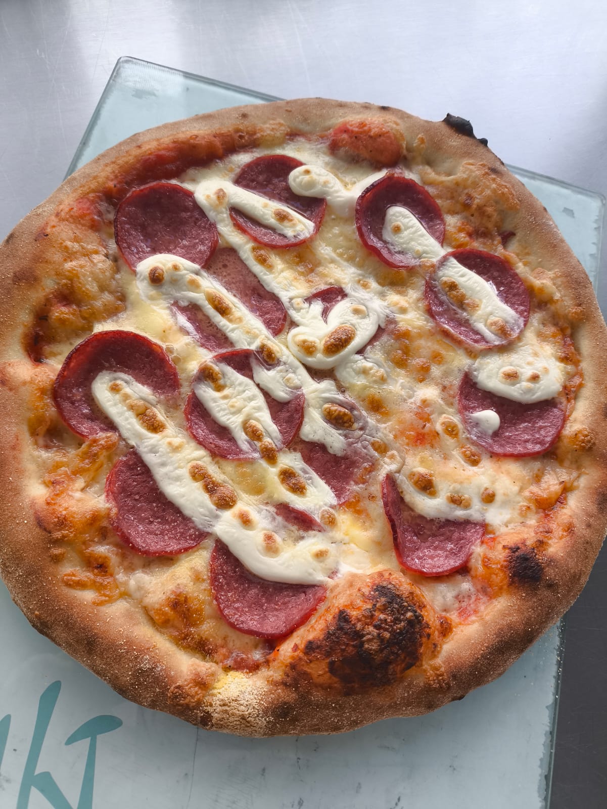 Pizza napoletana artesanal recém-assada em evento da Impasto di Larsen